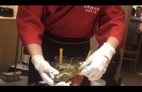 燃視點(diǎn) 火鍋 包 粽子吃過嗎 重慶一火鍋店邀游客嘗鮮